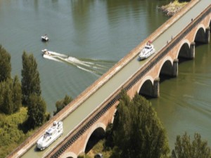 Le pont canal de 500 m au dessus de la Garonne    